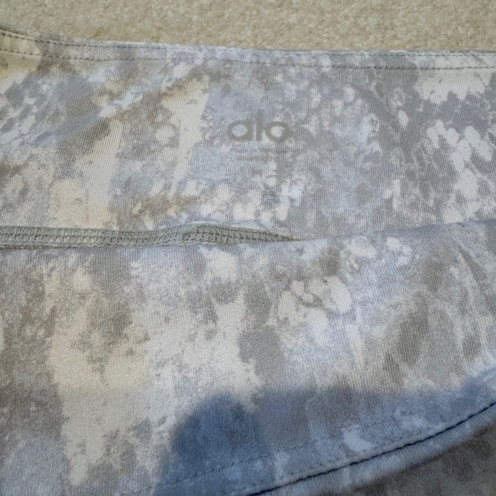 Alo Gray Workout / Yoga 7/8 Leggings Snake Print - Size Medium - Picture 4 of 5